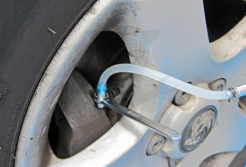 Féklégtelenítő kulcs készlet tömlővel 6 db-os + szelepes tömlő -TS20