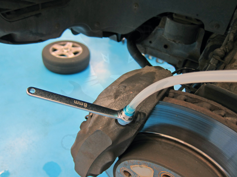 Féklégtelenítő kulcs készlet tömlővel 6 db-os + szelepes tömlő -TS20