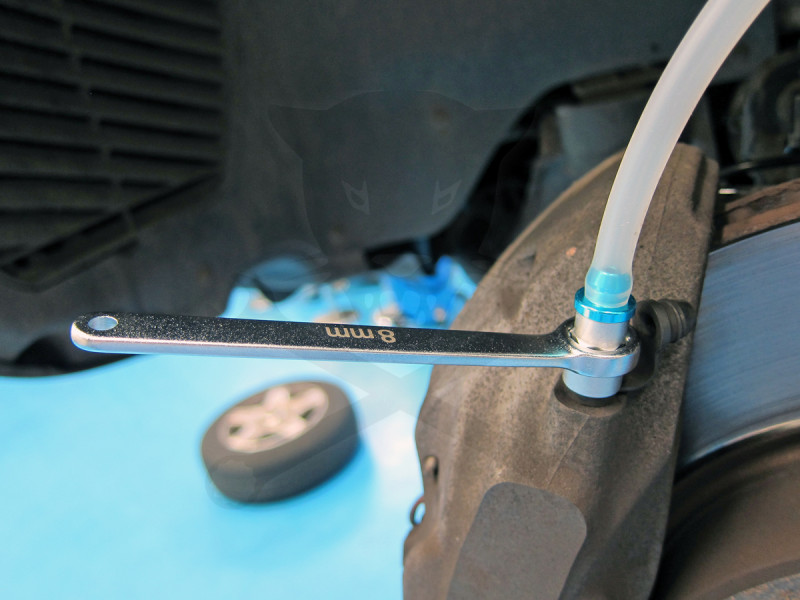 Féklégtelenítő kulcs készlet tömlővel 6 db-os + szelepes tömlő -TS20