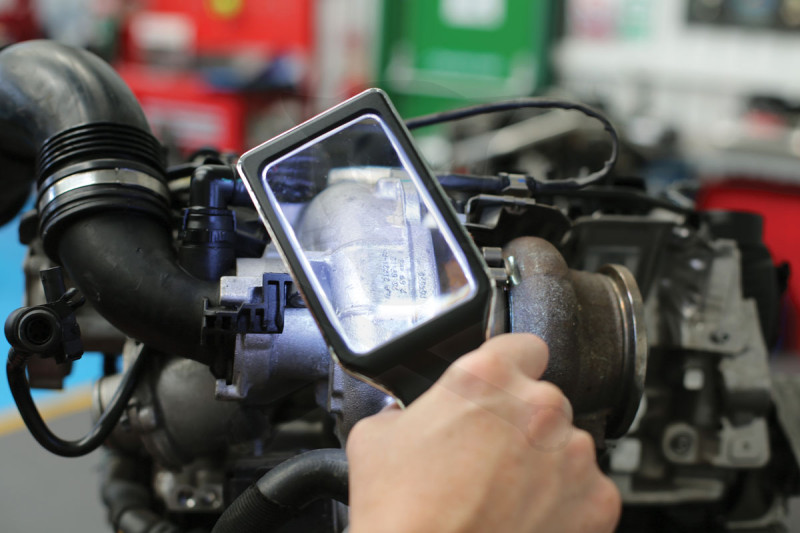 Nagyító 3x - szabályozható 10db fényes LED, tükröződésmentes, elemes