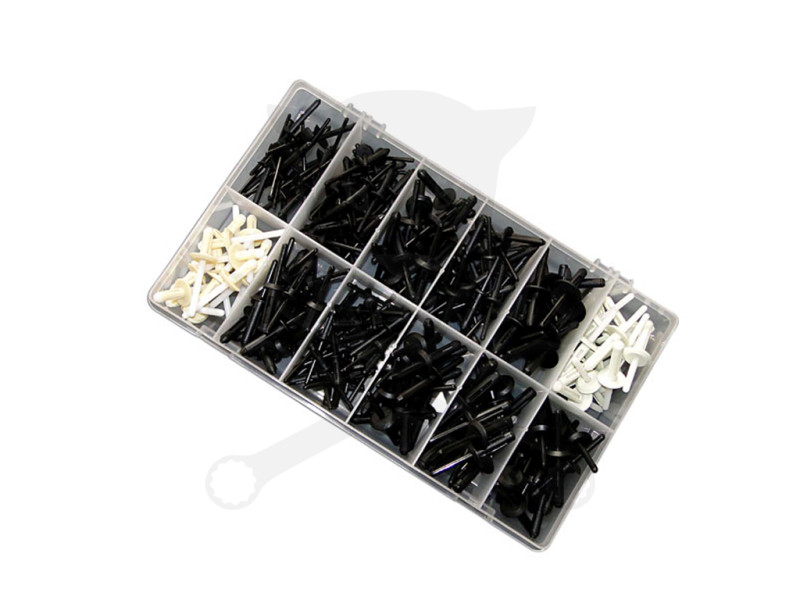 Műanyag szegecsek vegyes doboz Ford, Mazda, Audi, VW - 235 db