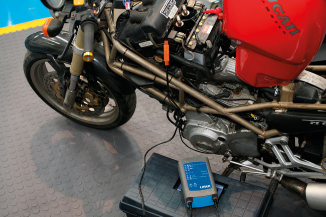 Akkumulátor töltő 12V - 10A - 4:1-ben Inteligens - Laser -TS20