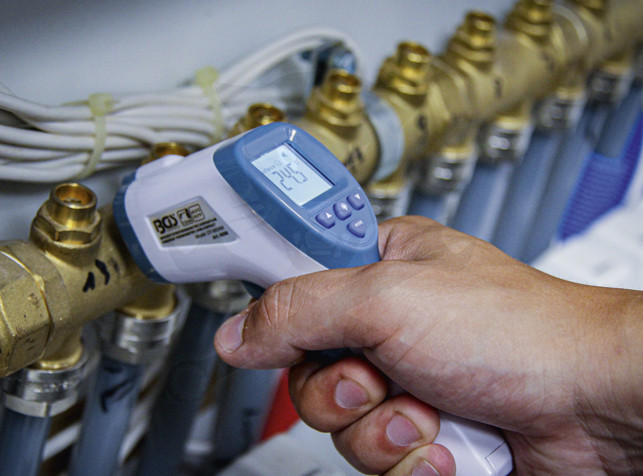 Hőmérő, infravörös érintés nélküli homlokhőmérő 32°C - 43°C - BGS