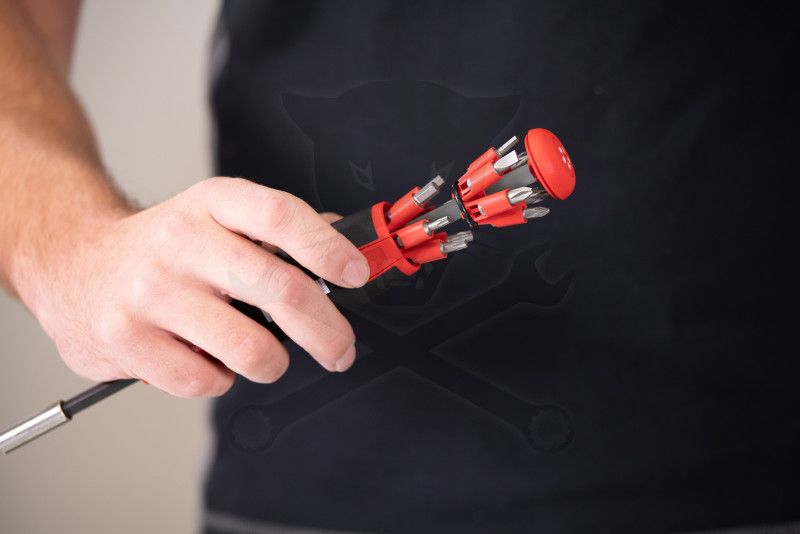 Bit készlet 12 db-os LiftUp markolatba rejtett bittartóval