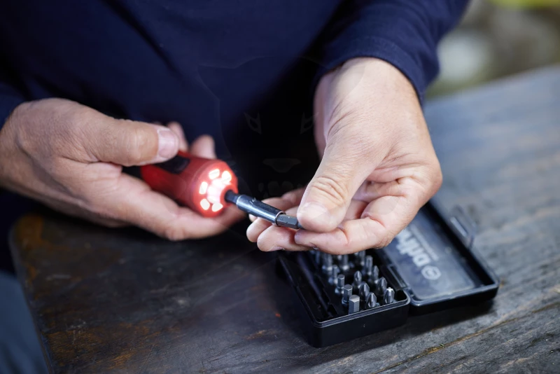 Csavarhúzó, elektromos + bit hajtó + bit készlet - Wiha