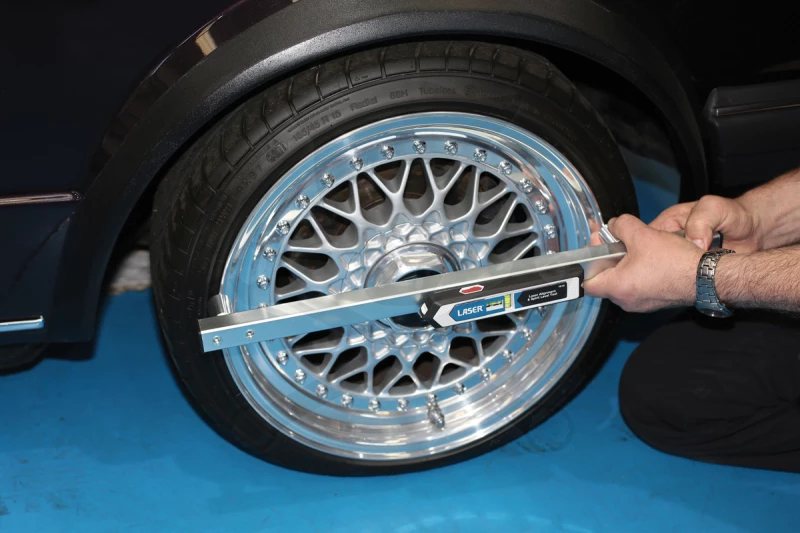 Szintezőlézer, vonal és polézer vízszintes és függőleges libellával -