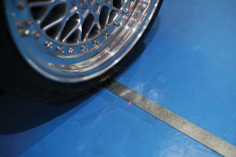 Szintezőlézer, vonal és polézer vízszintes és függőleges libellával -