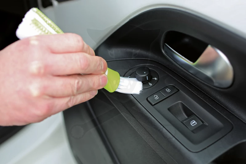 Duplafejű ecset utastér szellőzőrács tisztítására, stb.