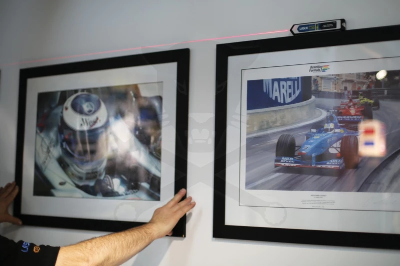 Szintezőlézer, vonal és polézer vízszintes és függőleges libellával -