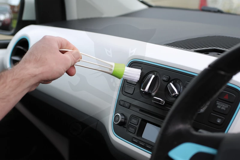 Duplafejű ecset utastér szellőzőrács tisztítására, stb.