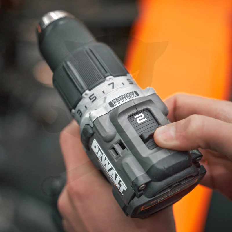 Ütvefúró-csavarbehajtó, akkus 18V 90 Nm 2x5.0Ah McLaren-DeWalt