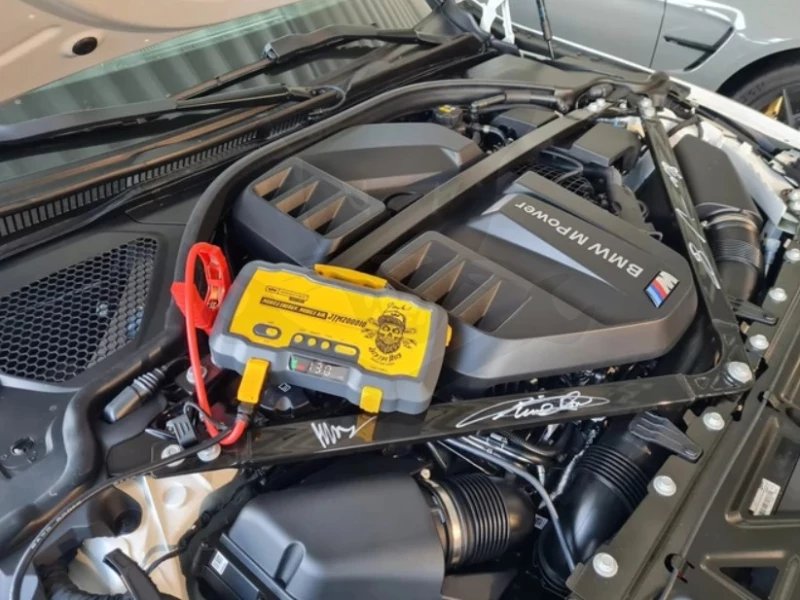 Akkumulátor bikázó-indító (starter) 12/24V -2000A + Akkus Kompresszor